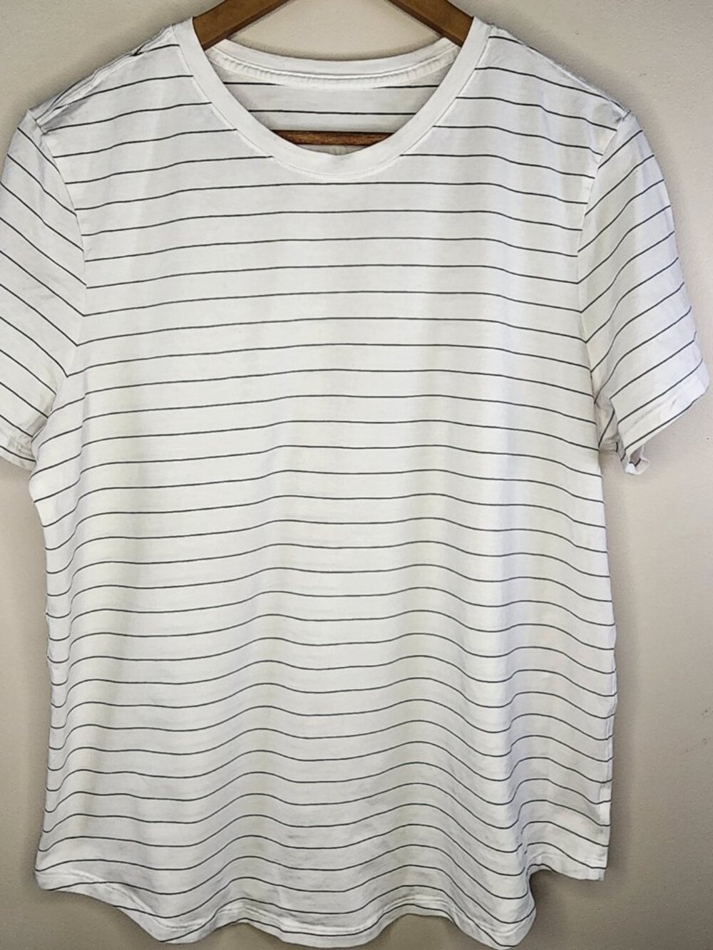 lululemon Love V-Neck Tee — White Pinstripe, Size M | Short Sleeve Athleisure